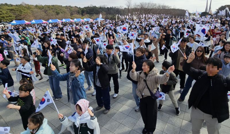 제107주년 3·1절을 맞아 충남 천안 독립기념관을 찾은 관람객들이 겨레의 집 앞 광장에서 독립 만세운동 '플래시 몹'을 하고 있다. 사진=김원준 기자