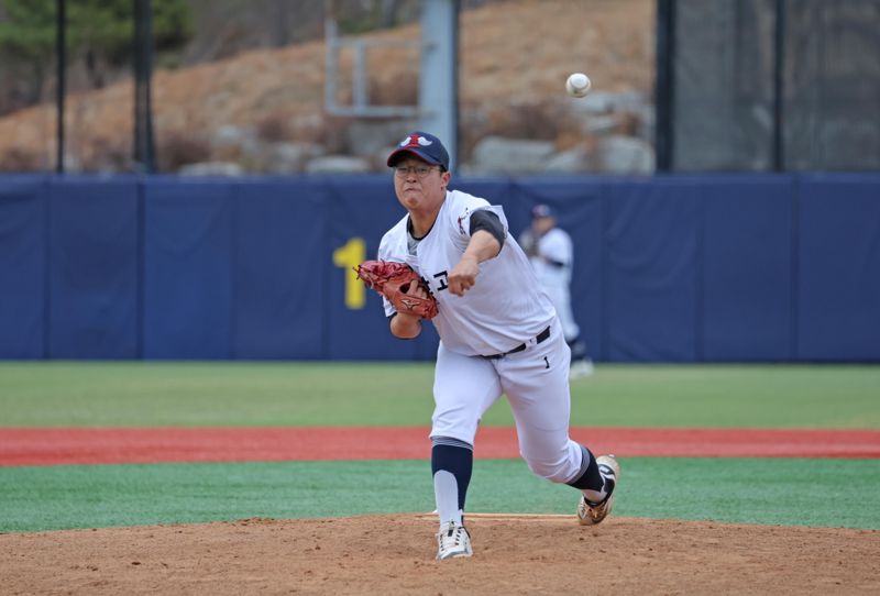롯데자이언츠와 파이낸셜뉴스, 부산파이낸셜뉴스, 부산광역시소프트볼협회가 공동 주최하는 2026 명문고야구열전이 1일 부산 기장현대차드림볼파크에서 화려한 막을 올렸다. 마산고:인천고의 경기에서 마산고 이윤성 선수가 역투하고 있다. 사진=박범준 기자