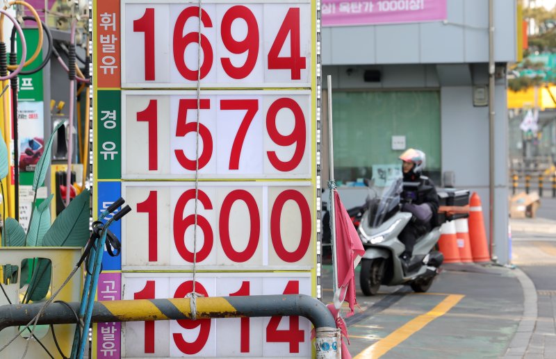[서울=뉴시스] 홍효식 갖 = 미국과 이스라엘의 이란 공습으로 이란 최고지도자인 아야톨라 세예드 알리 하메네이가 사망했다는 공식 보도가 이어지면서 국제 유가가 급등할 가능성이 제기된 1일 서울 시내 한 주유소에 유가 정보가 표시돼 있다.국내 주유소 휘발유와 경유 가격은 2주 연속 동반 상승했다. 한국석유공사 유가정보시스템 오피넷에 따르면 2월 넷째 주(22∼26일) 전국 주유소 휘발유 평균 판매가는 전주 대비 리터 당 3.0원 오른 1,691.3원, 경유는 전주 대비 6.5원 상승한 1,594.1원으로 나타났다. 2026.03.01
