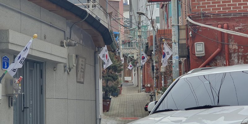 광장은 태극기 들고 '인증샷'… 아파트는 "걸 곳 없다" 씁쓸 [제107주년 3&middot;1절]