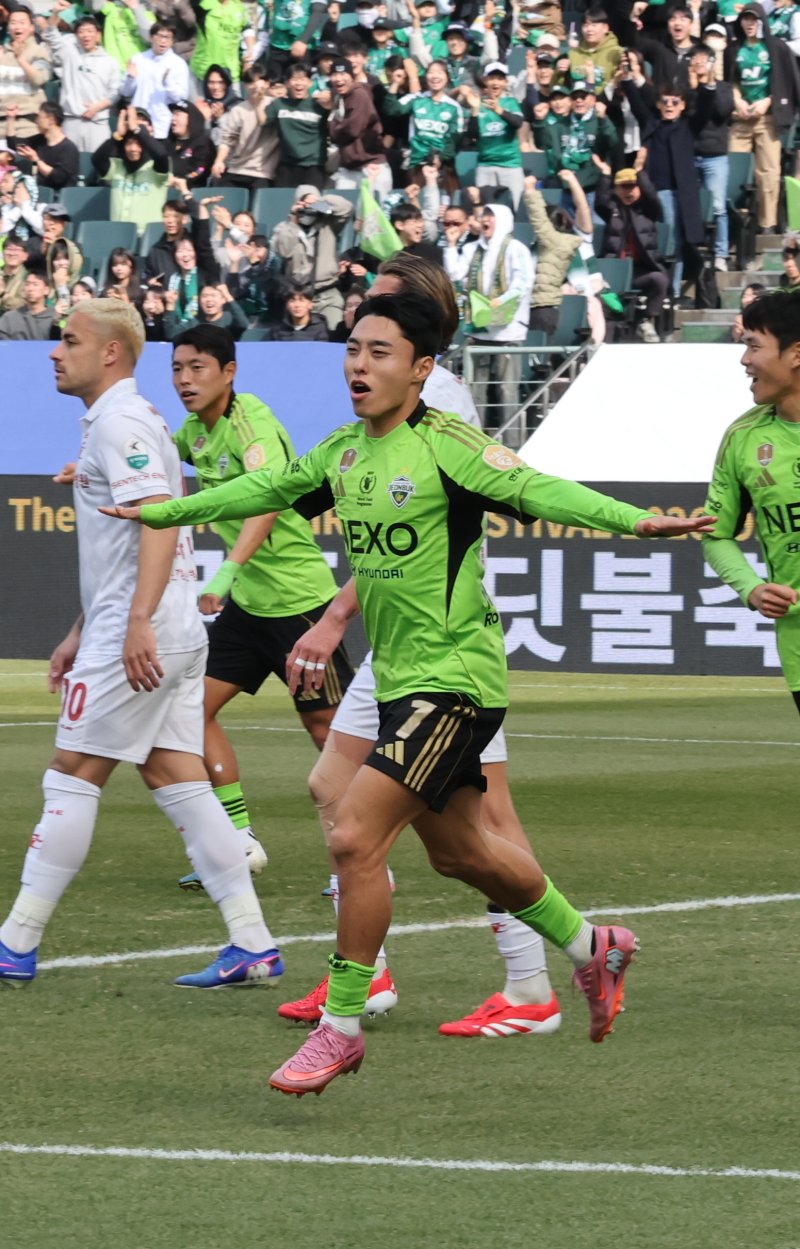 [전주=뉴시스] 김얼 기자 = 전북현대 이동준 선수가 1일 전북 전주시 전주월드컵경기장에서 열린 하나은행 K리그1 2026 1라운드 전북 현대와 부천 FC의 경기에서 골을 넣고 세리머니를 하고 있다. 2026.03.01. pmkeul@newsis.com