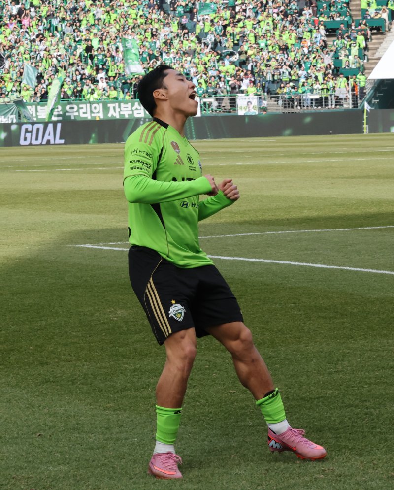 [전주=뉴시스] 김얼 기자 = 전북현대 이동준 선수가 1일 전북 전주시 전주월드컵경기장에서 열린 하나은행 K리그1 2026 1라운드 전북 현대와 부천 FC의 경기에서 골을 넣고 세리머니를 하고 있다. 2026.03.01. pmkeul@newsis.com