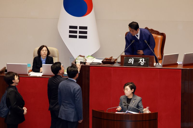 [서울=뉴시스] 고승민 기자 = 송언석 국민의힘 원내대표가 1일 서울 여의도 국회에서 열린 제432회 국회(임시회) 제8차 본회의에서 이학영 국회부의장에게 토론을 종결할 것을 알리고 있다. 2026.03.01. kkssmm99@newsis.com