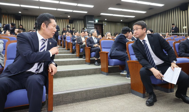 [서울=뉴시스] 김금보 기자 = 더불어민주당 정청래 대표와 한병도 원내대표가 26일 오후 서울 여의도 국회에서 열린 의원총회에서 논의를 하고 있다. 2026.02.26. kgb@newsis.com