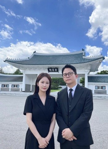 김지민, 신혼집 유리창에 붙인 태극기…"김준호와 묵념" [N샷]