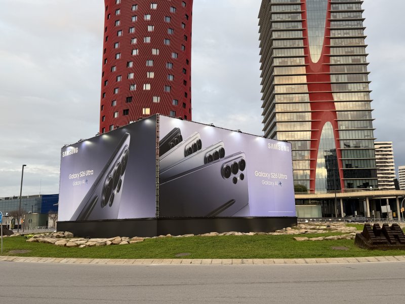 세계 최대 이동통신 전시회 '모바일 월드 콩그레스(MWC) 2026' 개막을 하루 앞둔 1일(현지시간) 스페인 바르셀로나 피라 그란 비아 전시장 앞에 삼성 갤럭시 S26 울트라 대형 광고가 설치돼 있다. 2026.03.01 ⓒ 뉴스1 김민수 기자