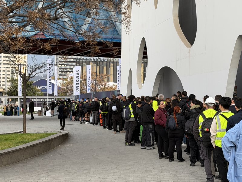 1일(현지시간) 모바일 월드 콩그레스(MWC)2026이 열리는 스페인 바르셀로나 피라 그란 비아 전시장 앞에서 입장객이 입장을 기다리고 있다. 2026.03.01 ⓒ 뉴스1 김민수 기자