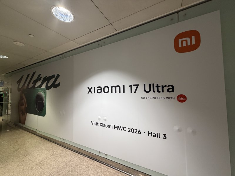 모바일 월드 콩그레스(MWC)2026 개최를 이틀 앞둔 28일(현지시간) 스페인 바르셀로나 엘프란트 공항 입국장 벽면에 샤오미17 울트라 광고가 설치돼 있다.. 2026.02.28 ⓒ 뉴스1 김민수 기자