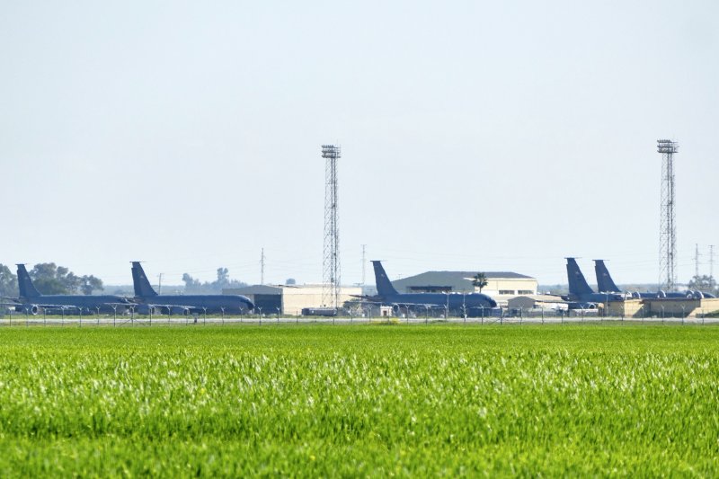 지난 1일(현지시간) 스페인 세비야 인근의 모론 공군기지에 미국 수송기들이 주기되어 있다.EPA연합뉴스