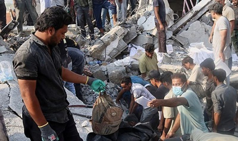 폭격으로 파괴된 이란 여자초등학교에서 발견된 책가방. AP연합뉴스