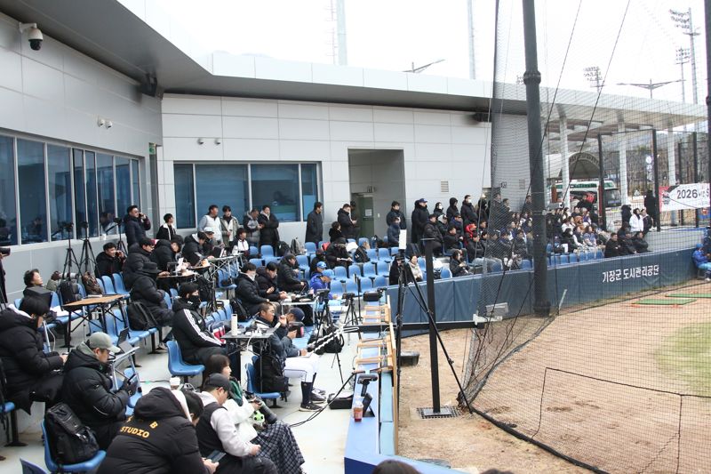 추운 날씨에도 많은 관중들이 명문고 야구열전을 찾았다. 전상일 기자