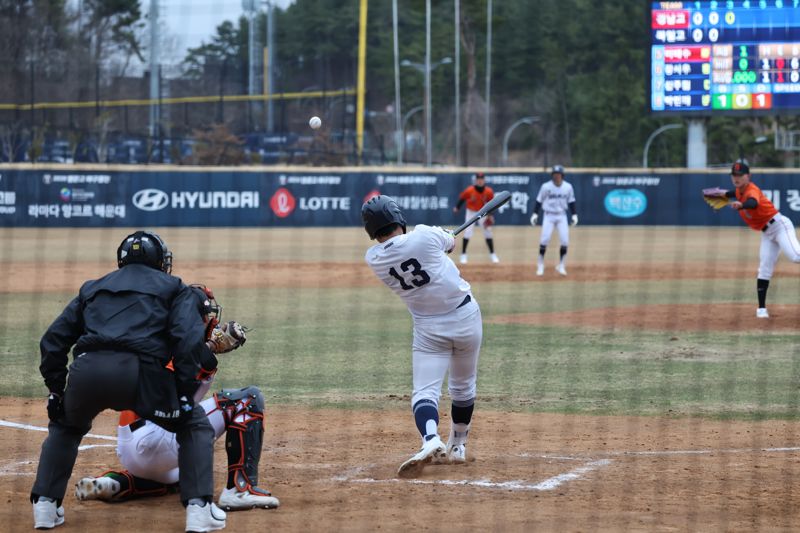 경남고의 5번 타자 이태수가 북일고와의 명문고야구열전 개막전에서 역전 2타점 적시타를 때려내고 있다.