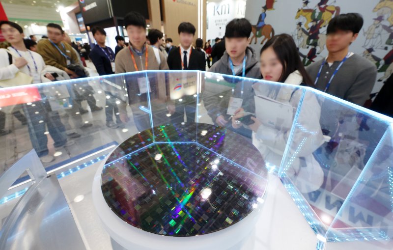 [서울=뉴시스] 조성우 기자 = 11일 오후 서울 강남구 코엑스에서 열린 세미콘 코리아 2026를 찾은 관람객들이 반도체 웨이퍼를 살펴보고 있다. 2026.02.11. xconfind@newsis.com