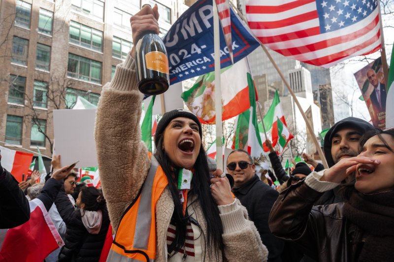 이란 최고 지도자 알리 하메네이가 사망한 소식을 들은 이란계 미국인들이 1일(현지시간) 미국 뉴욕에서 열린 '이란의 자유' 시위에서 기뻐하고 있다고.EPA연합뉴스