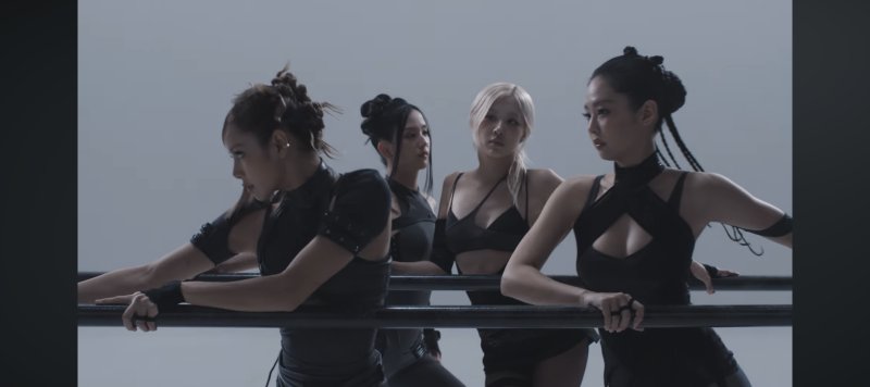 '어벤저스'의 귀환과 연대의 노(櫓)…블랙핑크, K팝 새 문법 증명 '데드라인'