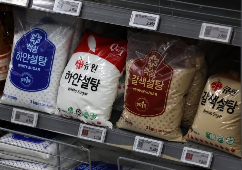 [서울=뉴시스] 조성우 기자 = 서울 시내의 한 대형마트에 CJ제일제당의 브랜드 백설과 삼양사의 큐원 등 설탕 제품이 진열돼 있다. 2026.02.12. xconfind@newsis.com