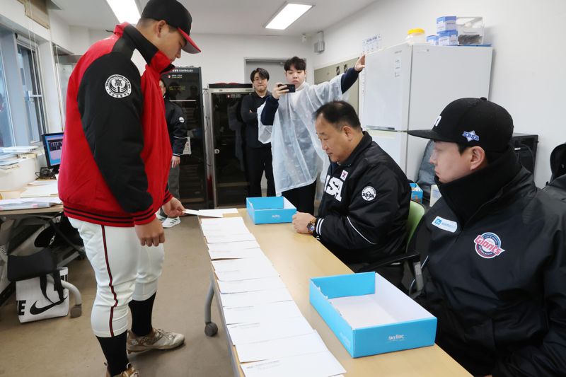 2026 명문고야구열전 둘째날인 2일 부산 기장현대차드림볼파크에서 열린 덕수고-마산고의 예선경기가 우천으로 추첨을 하고 있다. 사진=박범준 기자