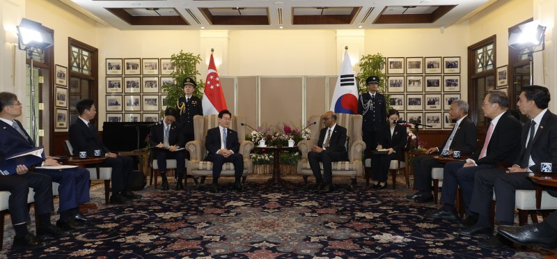 이재명 대통령이 2일 싱가포르 외교부 청사에서 국빈방문 공식 환영식 후 타르만 샨무가라트남 대통령과 면담하고 있다. 연합뉴스