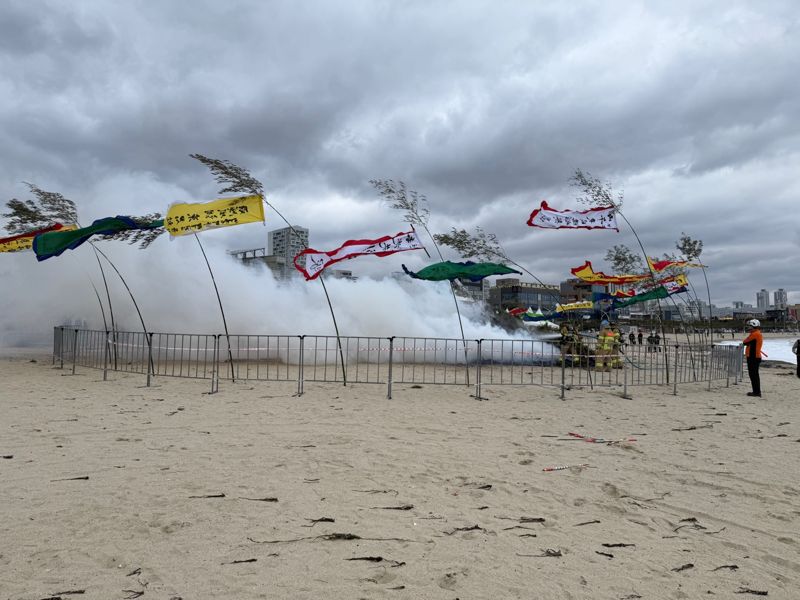 화재가 발생한 울산 동구 일산해수욕장 정월대보름 행사장. 울산소방본부 제공