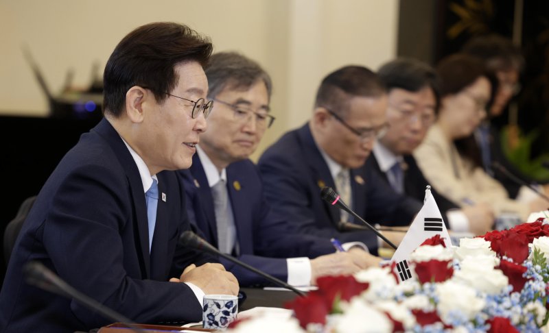 싱가포르를 국빈 방문 중인 이재명 대통령이 2일 싱가포르 외교부에서 로렌스 웡 총리와 정상회담을 하고 있다. 뉴시스