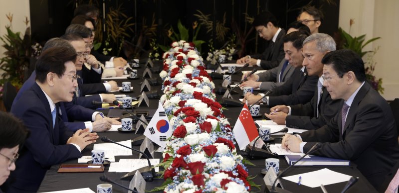 이재명 대통령이 2일 싱가포르 외교부 청사에서 열린 로런스 웡 싱가포르 총리와의 정상회담에서 발언하고 있다. 연합뉴스