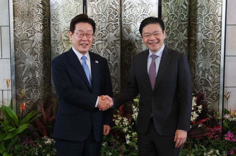 싱가포르를 국빈 방문 중인 이재명 대통령이 2일(현지 시간) 싱가포르 외교부에서 로렌스 웡 총리와 정상회담 기념촬영을 하고 있다. 뉴시스
