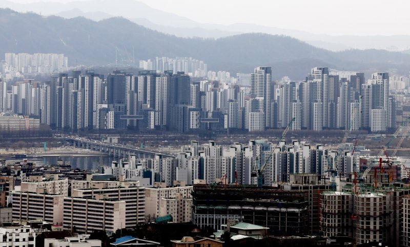 서울 중구 남산에서 서울시내 아파트가 보이고 있다.뉴시스