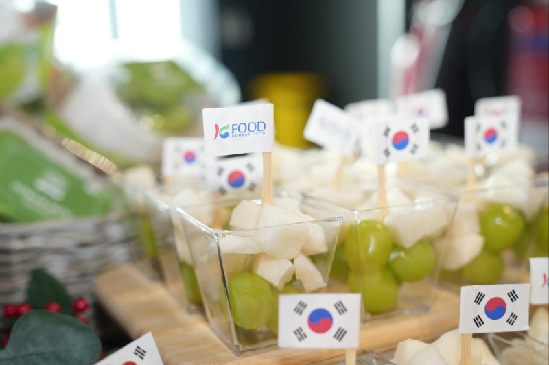 [세종=뉴시스] 농림축산식품부가 19일 아랍에미리트(UAE) 아부다비에서 중동 인플루언서를 초청해 '할랄 K-푸드' 홍보 행사를 진행했다. (사진=농식품부 제공) *재판매 및 DB 금지