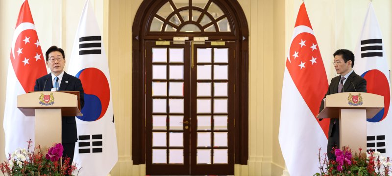 [싱가포르를 국빈 방문 중인 이재명 대통령이 2일 싱가포르 외교부에서 로렌스 웡 총리와 공동 언론발표를 하고 있다. 뉴시스