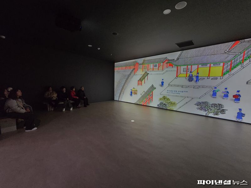 2일 서울 종로구 국립고궁박물관에서 외국인 관람객들이 조선 궁궐의 일상을 담은 영상을 시청하고 있다. 사진=박성현 기자