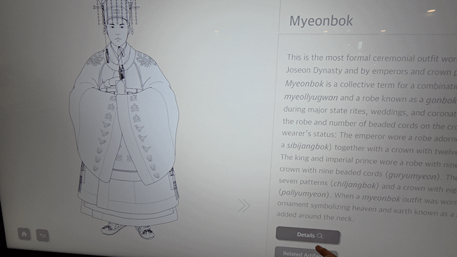 2일 서울 종로구 국립고궁박물관에 각종 궁중 의복의 특징과 착용 순서 등을 알려주는 디지털 안내판이 설치돼 있다. 사진=박성현 기자