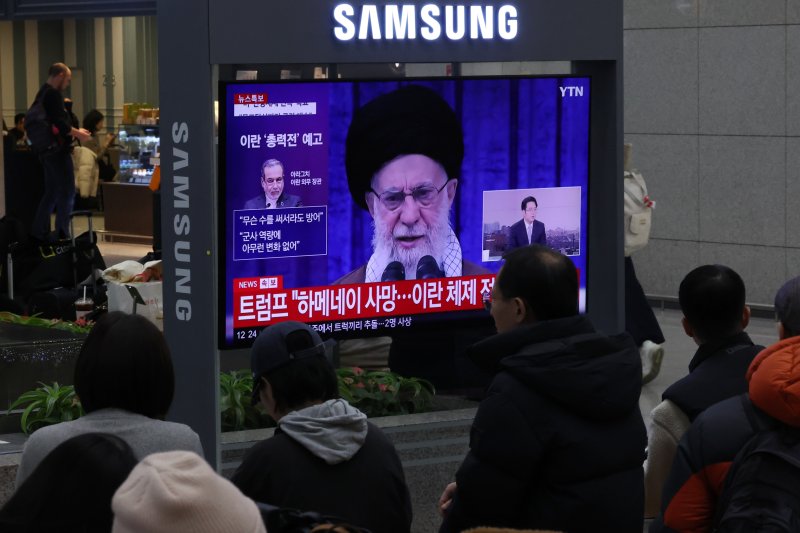 [인천공항=뉴시스] 조성우 기자 = 미국의 이란 공습으로 중동 지역의 군사적 긴장이 고조되면서 두바이행 등 일부 항공편이 운항 중단된 2일 인천국제공항 제1여객터미널에서 이용객들이 관련 뉴스를 시청하고 있다. 2026.03.02. xconfind@newsis.com