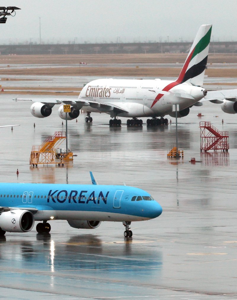 [인천공항=뉴시스] 조성우 기자 = 미국의 이란 공습으로 중동 지역의 군사적 긴장이 고조되면서 두바이행 등 일부 항공편이 운항 중단된 2일 인천국제공항 주기장에 항공기가 세워져 있다. 2026.03.02. xconfind@newsis.com