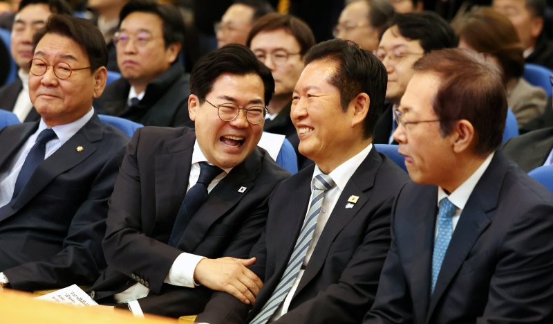 박찬대 더불어민주당 의원이 2일 오후 인천 미추홀구 인하대학교 본관 대강당에서 열린 ‘인천의 힘, G3 코리아’ 출판기념회에서 정청래 대표와 대화를 나누며 미소 짓고 있다.