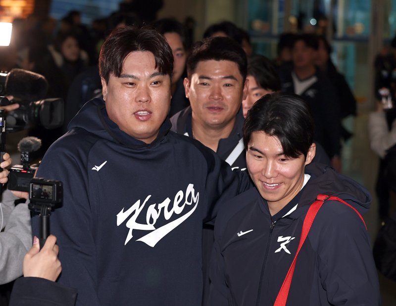 야구 국가대표팀 류현진(왼쪽부터), 노경은, 김혜성이 9일 오전 인천국제공항 제1여객터미널에서 월드베이스볼클래식(WBC) 대비 1차 전지훈련을 위해 사이판으로 출국하고 있다. 2026.1.9 ⓒ 뉴스1 구윤성 기자 /사진=뉴스1