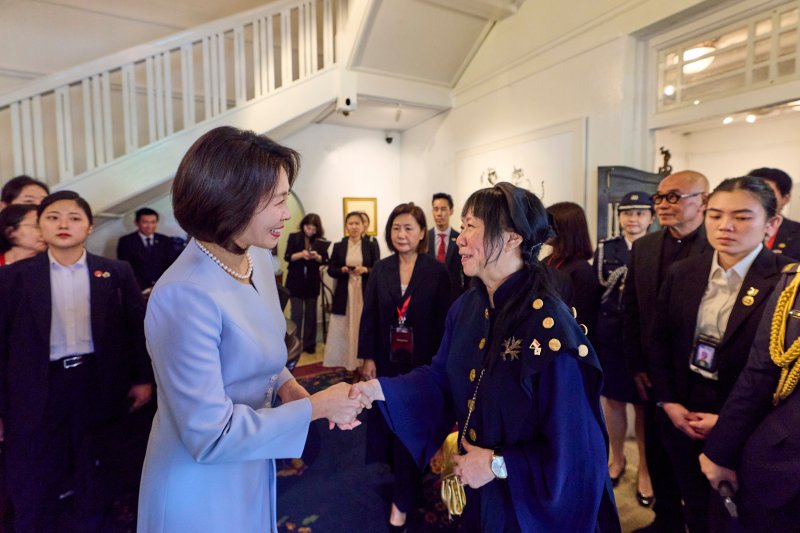 이재명 대통령과 함께 싱가포르를 국빈방문한 김혜경 여사가 2일 싱가포르의 비영리 예술 자선단체이자 예술가 주거지인 테멩공 아티스트 인 레지던스에서 싱가포르 대통령 부인 제인 이토기 샨무가라트남 여사와 차담에 앞서 인사하고 있다. 연합뉴스