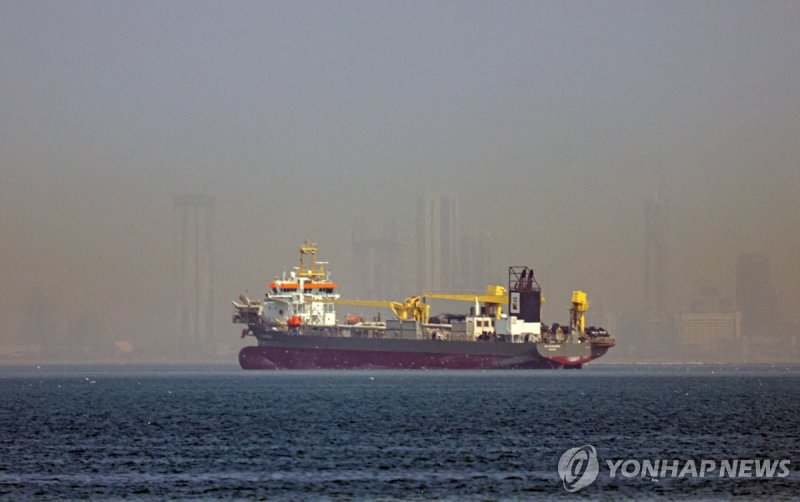 중동 정세 불안으로 아랍에미리트(UAE) 두바이 해안에 정박 중인 선박 (출처=연합뉴스)