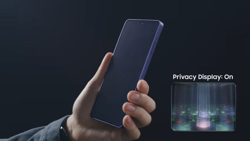 갤럭시 S26 울트라 프라이버시 디스플레이를 켰을 때. 측면에선 화면이 보이지 않는다.. 삼성전자 제공