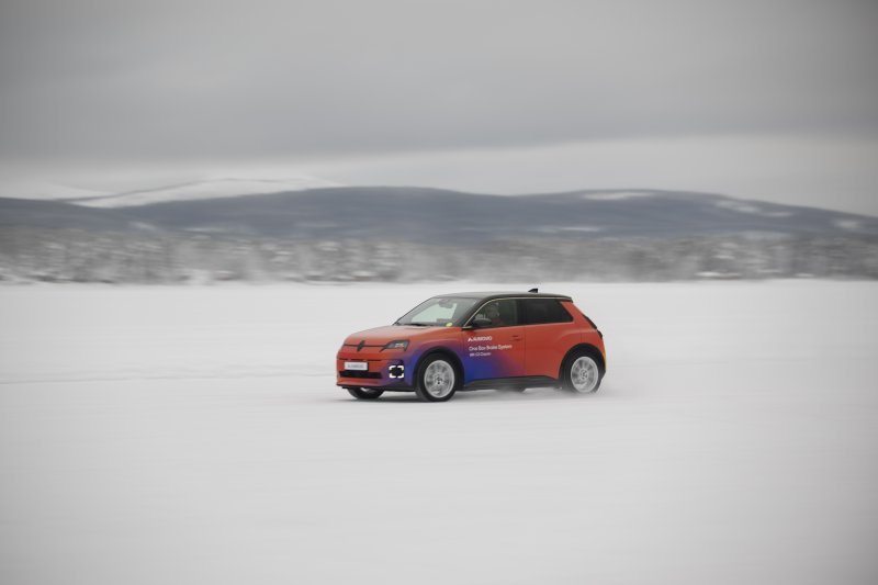 '딸칵' ABS 개입 순간… 빙판에서도 흔들림 없이 완벽 제동[현장르포]