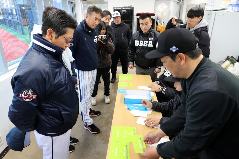 2026 명문고 야구열전 둘째날인 2일 부산 기장현대차드림볼파크에서 열린 서울고-대구고의 예선경기가 우천으로 취소돼 추첨으로 승패가 갈렸다. 양팀 감독들이 추첨 결과를 확인하고 있다. 사진=박범준 기자