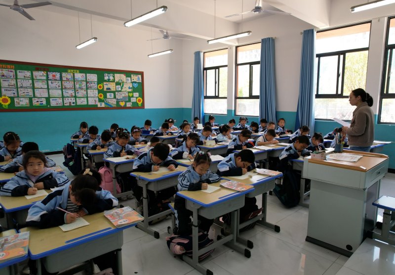 세라젬 중국 희망소학교에서 학생들이 수업을 받고 있다.