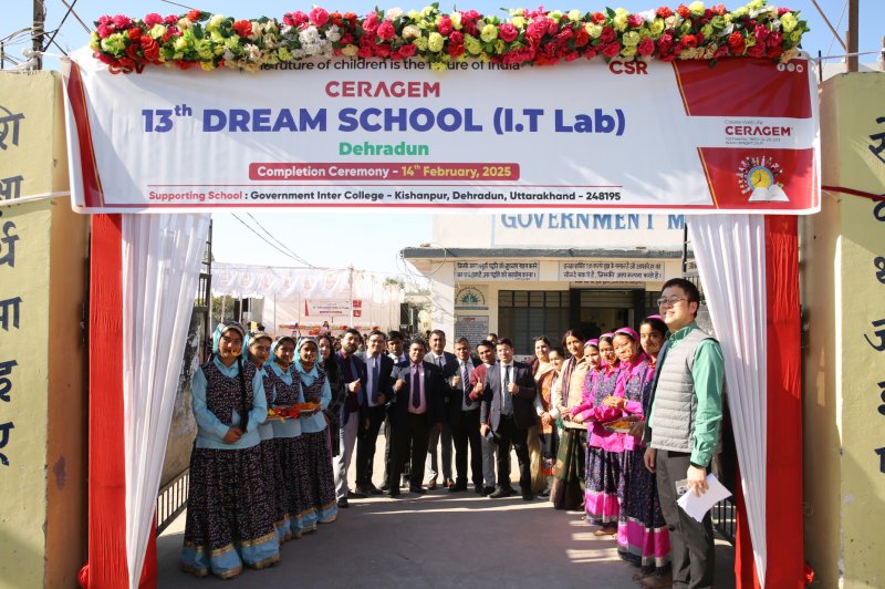 세라젬 인도 드림스쿨 준공식에서 관계자들이 기념 촬영을 하고 있다.