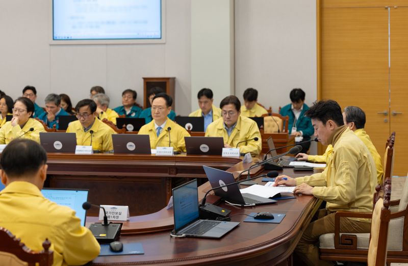 강훈식 대통령 비서실장은 2일 오후 비서실장 주재로 주간업무회의를 개최하고 현안을 점검했다. 강 실장은 최근 엄중한 국제 정세에 대비해 비상 체제를 유지하고 만반의 준비 태세를 강화하고자 대체공휴일인 이날 청와대 전 직원에게 정상 출근해 근무할 것을 지시했다. 청와대 제공