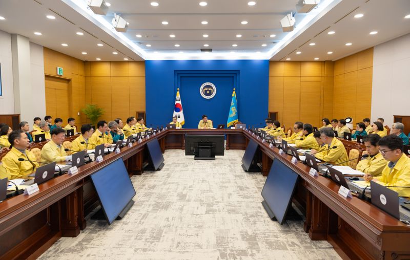 강훈식 대통령 비서실장은 2일 오후 비서실장 주재로 주간업무회의를 개최하고 현안을 점검했다. 강 실장은 최근 엄중한 국제 정세에 대비해 비상 체제를 유지하고 만반의 준비 태세를 강화하고자 대체공휴일인 이날 청와대 전 직원에게 정상 출근해 근무할 것을 지시했다. 청와대 제공