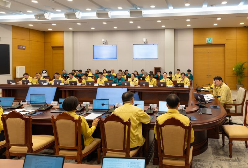 강훈식 대통령 비서실장은 2일 오후 비서실장 주재로 주간업무회의를 개최하고 현안을 점검했다. 강 실장은 최근 엄중한 국제 정세에 대비해 비상 체제를 유지하고 만반의 준비 태세를 강화하고자 대체공휴일인 이날 청와대 전 직원에게 정상 출근해 근무할 것을 지시했다. 청와대 제공