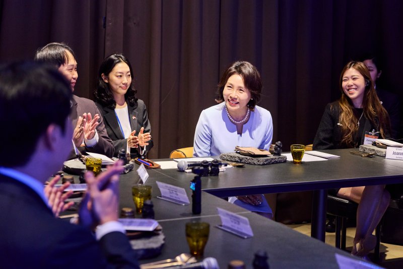 이재명 대통령과 싱가포르를 국빈방문 중인 김혜경 여사가 2일 '해녀의 부엌 싱가포르점'에서 한국관광 현장 간담회를 하고 있다. '해녀의 부엌'은 제주 음식을 맛보며 사물놀이 연주를 함께 감상할 수 있는 복합 공연장이다. 연합뉴스