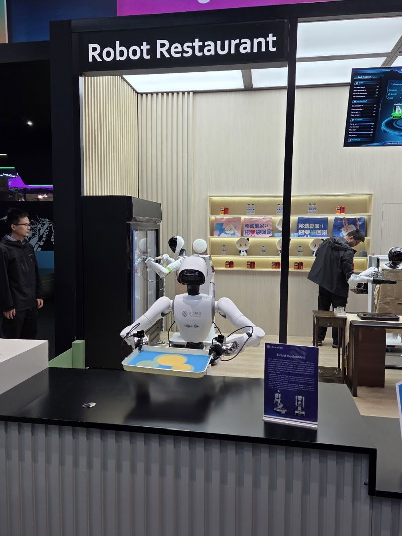 MWC 2026이 열린 스페인 바르셀로나 피라그란비아 차이나모바일 전시관에 서빙로봇이 전시돼 있다. 사진=장민권 기자