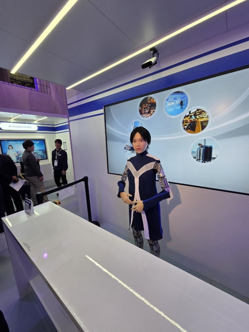MWC 2026이 열린 스페인 바르셀로나 피라그란비아 KDDI 전시관에 안내로봇이 전시돼 있다. 사진=장민권 기자