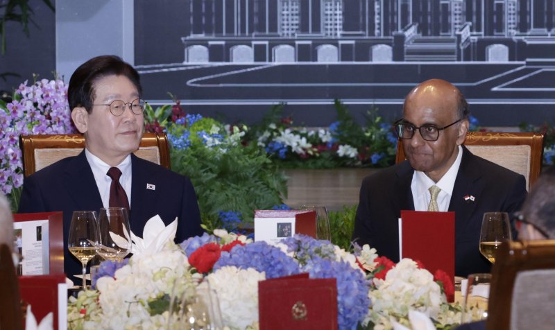 싱가포르를 국빈 방문 중인 이재명 대통령이 2일 카펠라 호텔에서 열린 국빈만찬에서 타르만 샨무가라트남 대통령과 자리하고 있다. 뉴시스