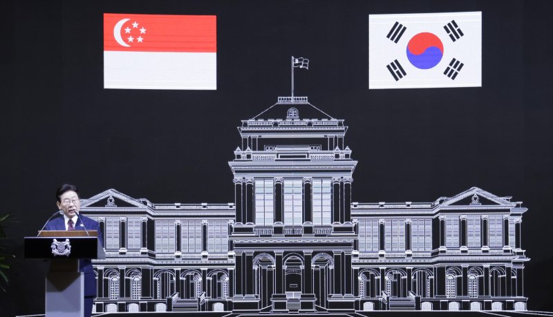 싱가포르를 국빈 방문 중인 이재명 대통령이 2일 카펠라 호텔에서 열린 타르만 샨무가라트남 대통령과 국빈만찬에서 답사를 하고 있다. 뉴시스